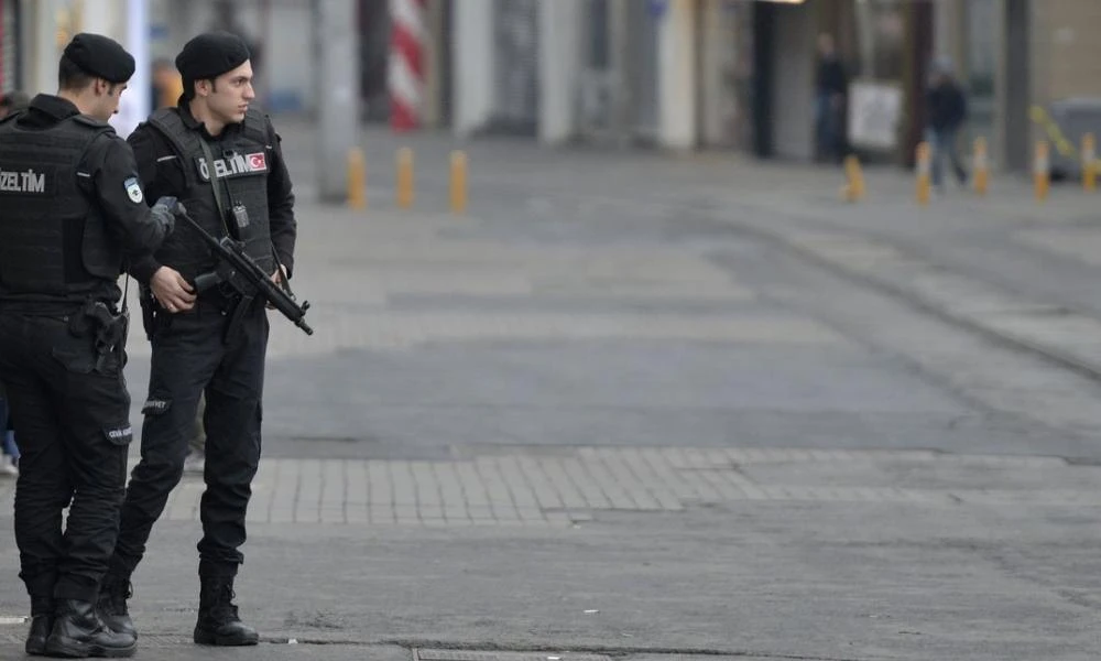 Τουρκία: Αιματηρό επεισόδιο με πυροβολισμούς έξω από τα δικαστήρια της Σμύρνης - Ένας νεκρός, 3 τραυματίες
